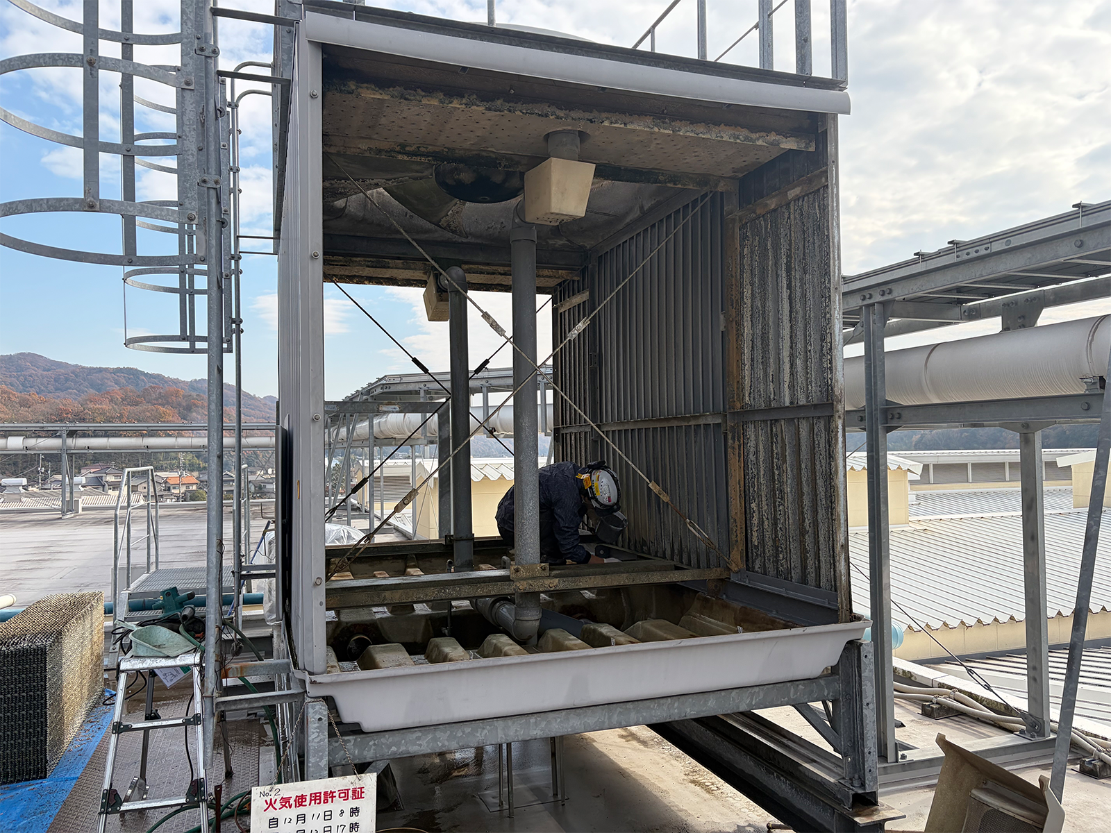 冷却塔エリミネーター交換及び点検歩廊設置工事の施工事例