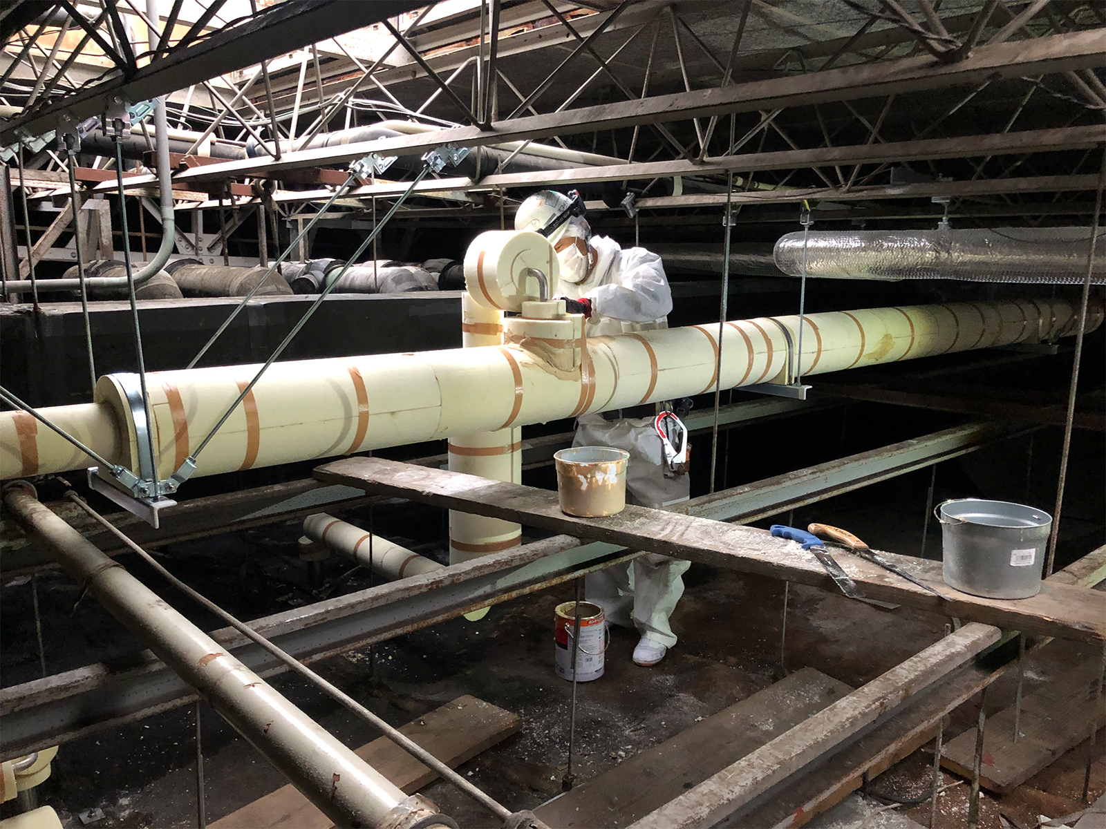 液体窒素配管用保温板金工事の施工事例